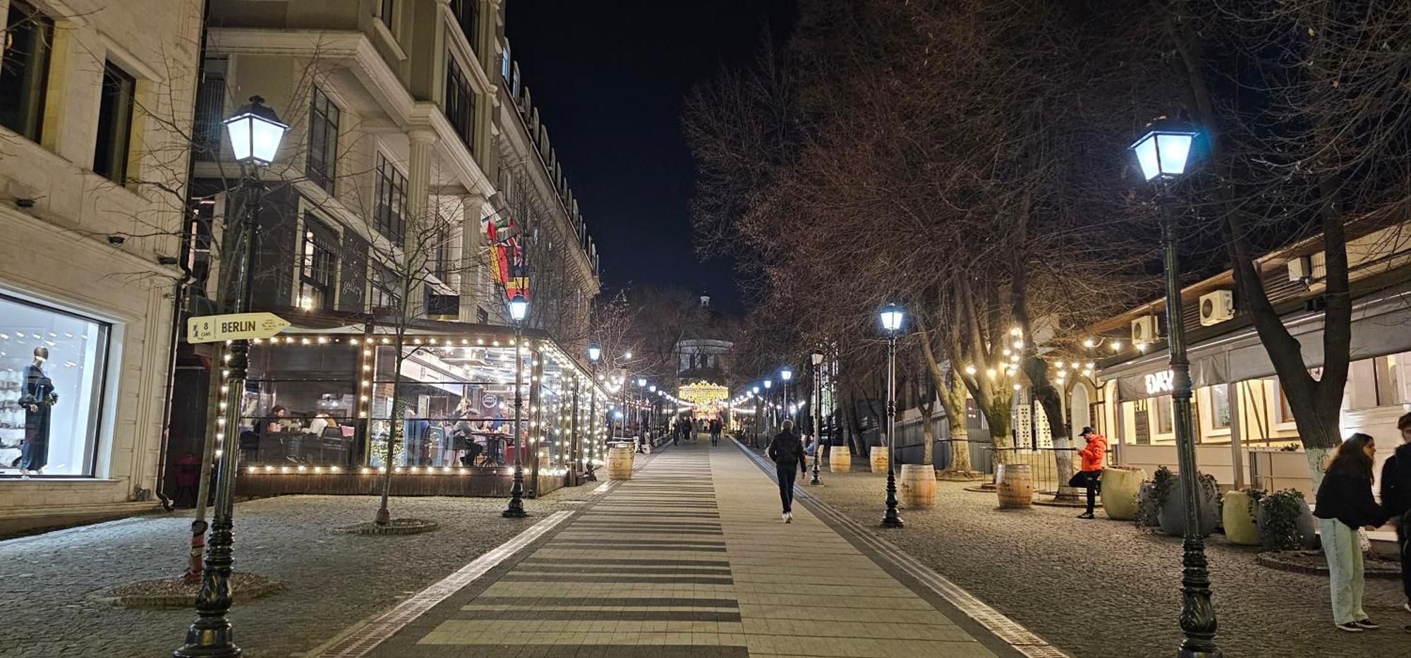 Park & Pedestrian Zone For4 Chişinău